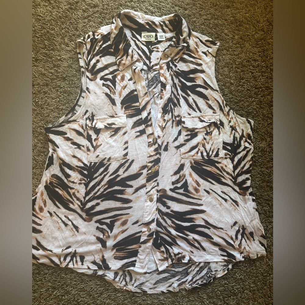 Cato Sleeveless Button-Down Shirt - Black and Tan Print